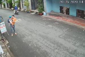 [Clip]: Hai mẹ con đi trên đường bất ngờ bị thanh niên chạy Grab Bike giật điện thoại nhanh như chớp