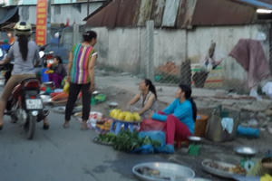 Lập lại trật tự lòng lề đường ở TP HCM: Nơi quyết liệt, chỗ cầm chừng