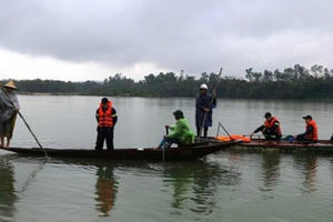Hà Tĩnh: Hai bố con trúng đạn trọng thương khi đánh cá trên sông