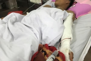 Bị chém gần rơi cánh tay khi đang đứng bán mía ở chợ