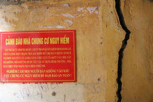 Hà Nội yêu cầu di dời người dân, tài sản khỏi chung cư cũ nguy hiểm