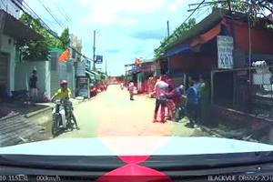 Thanh niên bị một nhóm người hành hung trước mặt người mặc cảnh phục công an