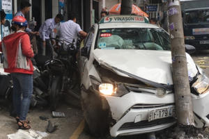 Kinh hoàng cảnh taxi Vinasun "lao như điên” lên vỉa hè