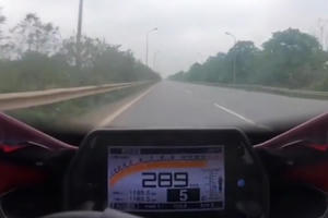 Clip kinh hoàng môtô chạy tốc độ gần 300 km/h trên đại lộ Thăng Long