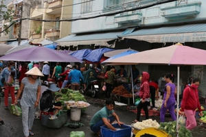 Thực phẩm, trái cây 5.000 đồng tại chợ chiều cho công nhân