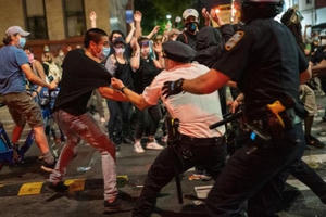 Đón nhận khủng hoảng kép, nước Mỹ trở thành “thùng thuốc súng”