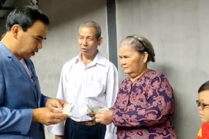 MC Quyền Linh mua 100 phần bột chiên giúp vợ chồng già nuôi cháu bị bỏ rơi