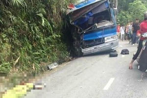 Xe chở hơn 30 học sinh đâm vào vách núi, 6 người thương vong