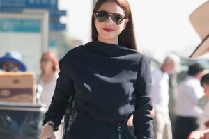 Hoa hậu Phạm Hương diện set đồ hiệu sang trọng gây chú ý tại sân bay