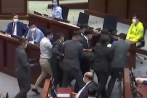 Clip: Các nghị sĩ Hong Kong lao vào “ăn thua” gây hỗn loạn trong cuộc họp