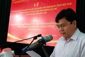 Trao quyết định nhập quốc tịch Việt Nam cho 38 người Lào di cư tự do và kết hôn không giá thú