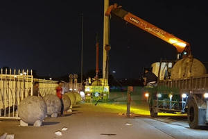 Bất ngờ di chuyển 40 quả bóng xích tại sân Mỹ Đình trước trận "huyết chiến" Việt Nam - Philippines