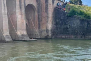 Nam thanh niên đuối nước mất tích trên sông Đào