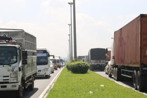Vướng xe container nối đuôi ra vào cảng, QL1A kẹt cứng nhiều giờ liền