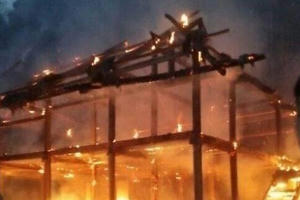 Yên Bái: Toàn bộ ngôi nhà sàn bằng gỗ bốc cháy dữ dội trong đêm