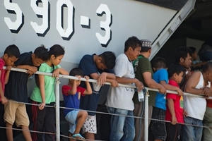 Indonesia: Tàu chiến đưa 1.600 người rời khỏi khu vực bị động đất