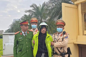 Cảnh sát giao thông khống chế tên cướp có hung khi như phim hành động