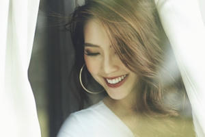 Tường Linh vượt Ngọc Trinh khoe vòng eo 55 bên bờ biển