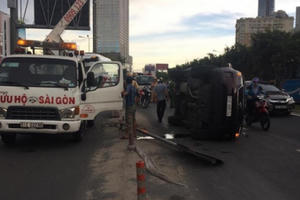 “Xế hộp” lật nhào, tài xế lom khom bò ra ngoài “Xế hộp” lật nhào, tài xế lom khom bò ra ngoài