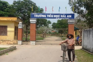 Thanh Hóa: Trò lớp 1 bị phi thước kẻ mù mắt, nhà trường đứng ngoài