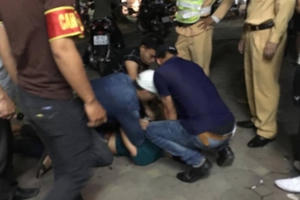 Hà Nội: Khống chế “ma men” đánh ngã cảnh sát xuống đường