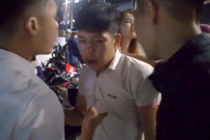 Nam thanh niên mượn taxi của bạn đi thử, mất lái đâm hỏng 5 xe máy