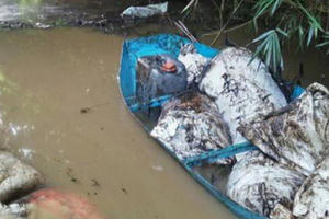 Đề nghị tỉnh Hòa Bình làm rõ, xử nghiêm vụ đổ dầu thải đầu nguồn nước sạch Hà Nội