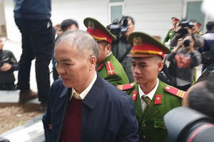 Cựu Chủ tịch Mobifone khai đã nhận thùng các tông chứa 2 triệu USD