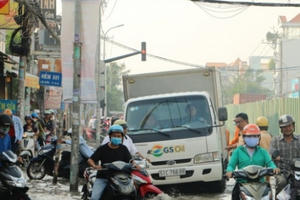 TP HCM: Dân gồng mình vượt 'bẫy tử thần' trên con đường ‘đau khổ’