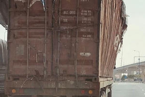 'Hung thần' chở phế liệu nghênh ngang trên xa lộ