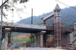 Cầu vượt của khu du lịch "bất ngờ" bắc ngang... quốc lộ