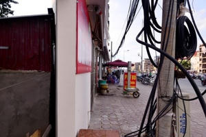 Hà Nội: Chưa biết bao giờ xử lý hết nhà siêu mỏng, siêu méo