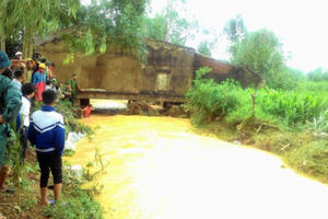 Đã tìm thấy thi thể người dì bị lũ cuốn trôi khi chở cháu đi học
