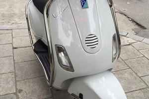 Bán gấp xe Vespa Piaggio màu trắng đã qua sử dụng.