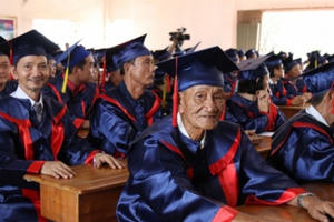 Cụ ông 76 tuổi nhận bằng tốt nghiệp y sĩ