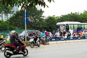 Hà Nội: CSGT lập chốt ngăn dắt bộ xe máy trên vỉa hè, người dân phá rào đối phó