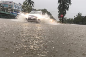 Nghệ An: Mưa lớn Thành Vinh chìm trong biển nước