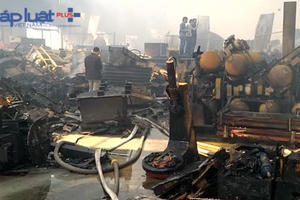 Cảnh hoang tàn sau vụ cháy trong KCN Ngọc Hồi