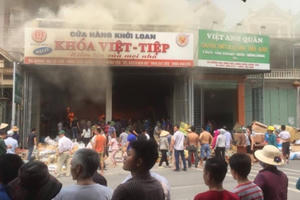 Hưng Yên: Cháy lớn tại cửa hàng khóa Việt - Tiệp