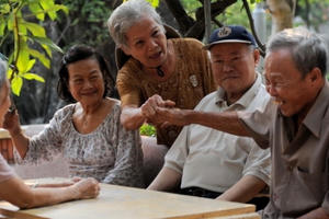 Tiêu Điểm: Đưa bố mẹ vào trại dưỡng lão nên hay không?