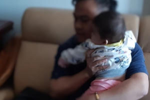 Bố mẹ không dám xem lại hình ảnh con gái mới 13 tháng tuổi bị bảo mẫu xách ngược lên rồi lắc mạnh