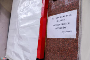 Mỗi thẻ ATM đang 'cõng' bao nhiêu loại phí?