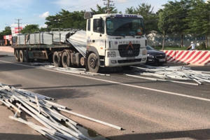 Bình Dương: Hàng ngàn thanh sắt bắt ngờ rơi xuống đường, nhiều người hoảng sợ