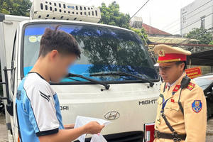 Sử dụng giấy chấp thuận vào phố mua qua mạng bị CSGT phát hiện, xử lý