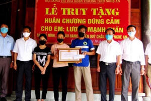 Truy tặng Huân chương dũng cảm cho nam sinh quên mình cứu 2 em nhỏ bị đuối nước