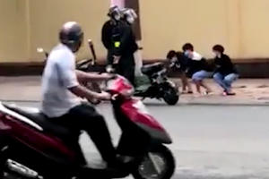 [Clip]: Vi phạm giao thông, 3 học sinh bị phạt "đứng lên - ngồi xuống"