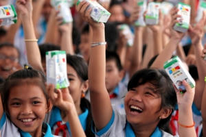 Quỹ sữa Vươn cao Việt Nam tiếp tục trao 4 triệu ly sữa cho trẻ em có hoàn cảnh khó khăn