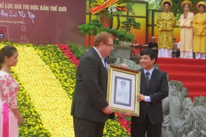 Trao kỷ lục độc bản thế giới cho cuốn Sử thi Hoa Lư Thi tập