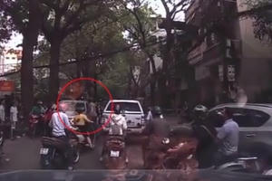 [Clip]: Ô tô bị đấm vỡ kính vì đi vào đường cấm