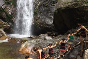 Những nàng "tiên nữ" Pa kô vai trần bên suối A Nôr tuyệt đẹp giữa núi rừng A Lưới